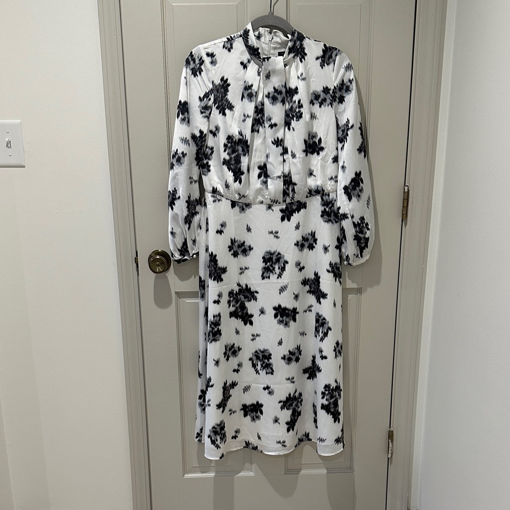 Ann Taylor Spring - Elegant Black and White Floral Dress